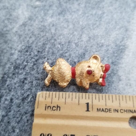 Vintage Little Bear with Bow in Hair, Gold Tone, Red Enamel Lapel Pin Brooch - Picture 4 of 5